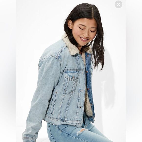 NWT- American Eagle- Women’s Sherpa Lined Light Wash Denim Jacket, Size Mediumm - Picture 1 of 14